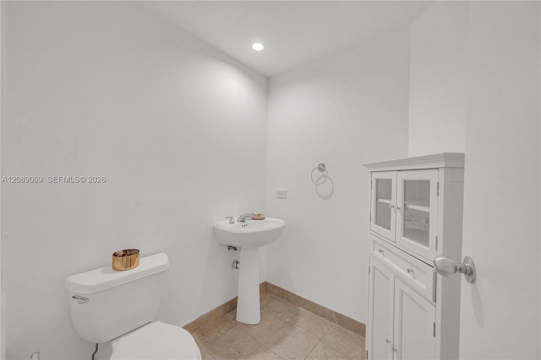 For Rent: $3,600 (1 beds, 1 baths, 863 Square Feet)