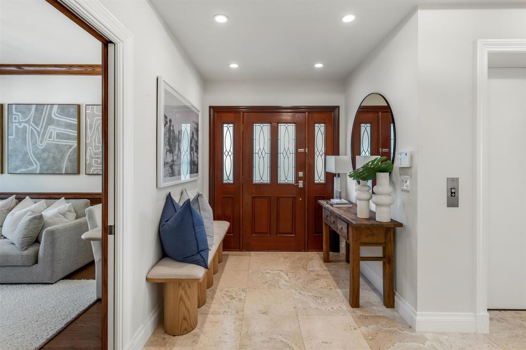 FOYER_TO_DOOR