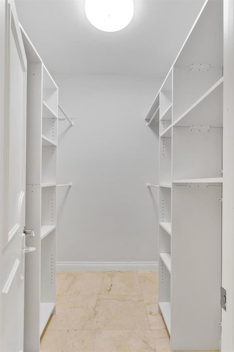 PRIMARY_CLOSET_STRAIGHT