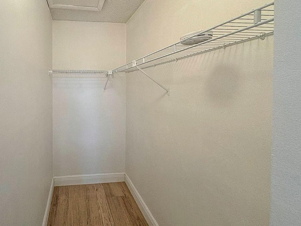 walkin-closet