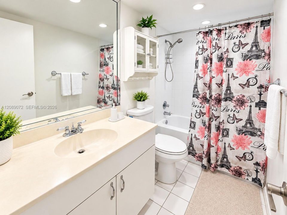 For Rent: $3,900 (1 beds, 1 baths, 930 Square Feet)