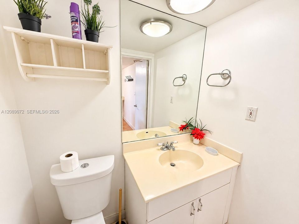 For Rent: $3,900 (1 beds, 1 baths, 930 Square Feet)