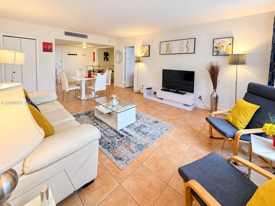 For Rent: $3,900 (1 beds, 1 baths, 930 Square Feet)