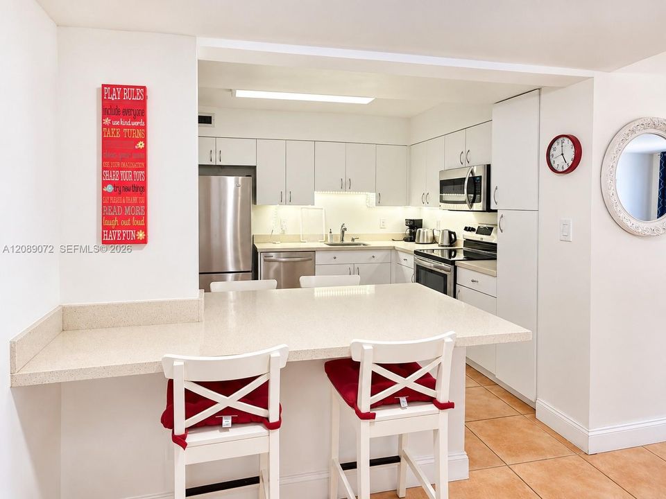 For Rent: $3,900 (1 beds, 1 baths, 930 Square Feet)