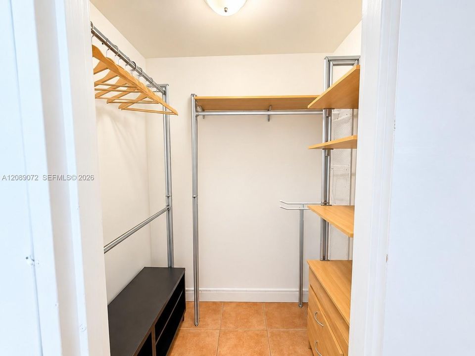 For Rent: $3,900 (1 beds, 1 baths, 930 Square Feet)