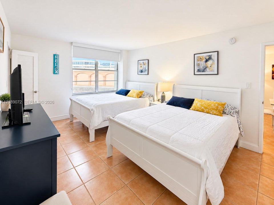 For Rent: $3,900 (1 beds, 1 baths, 930 Square Feet)