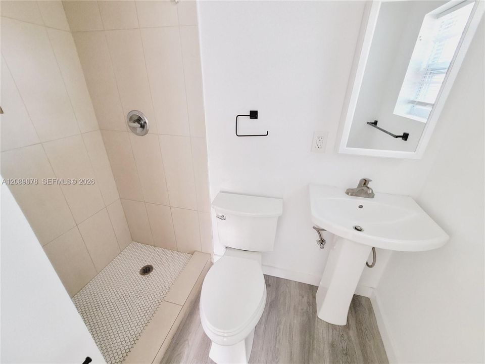 For Rent: $1,650 (1 beds, 1 baths, 2003 Square Feet)