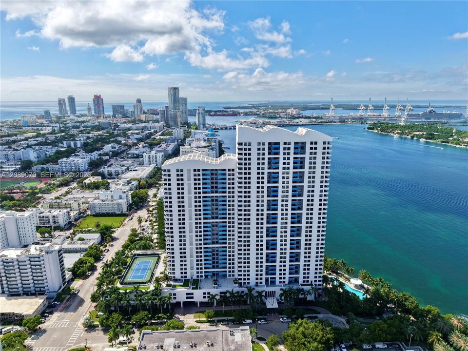For Sale: $1,147,000 (2 beds, 2 baths, 1121 Square Feet)