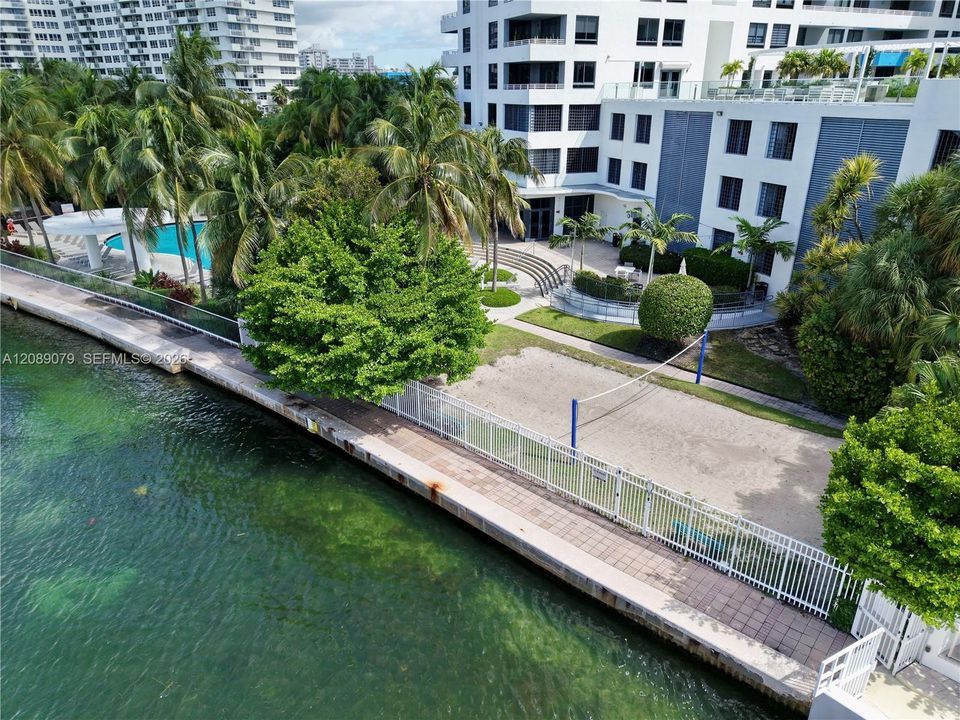 For Sale: $1,147,000 (2 beds, 2 baths, 1121 Square Feet)