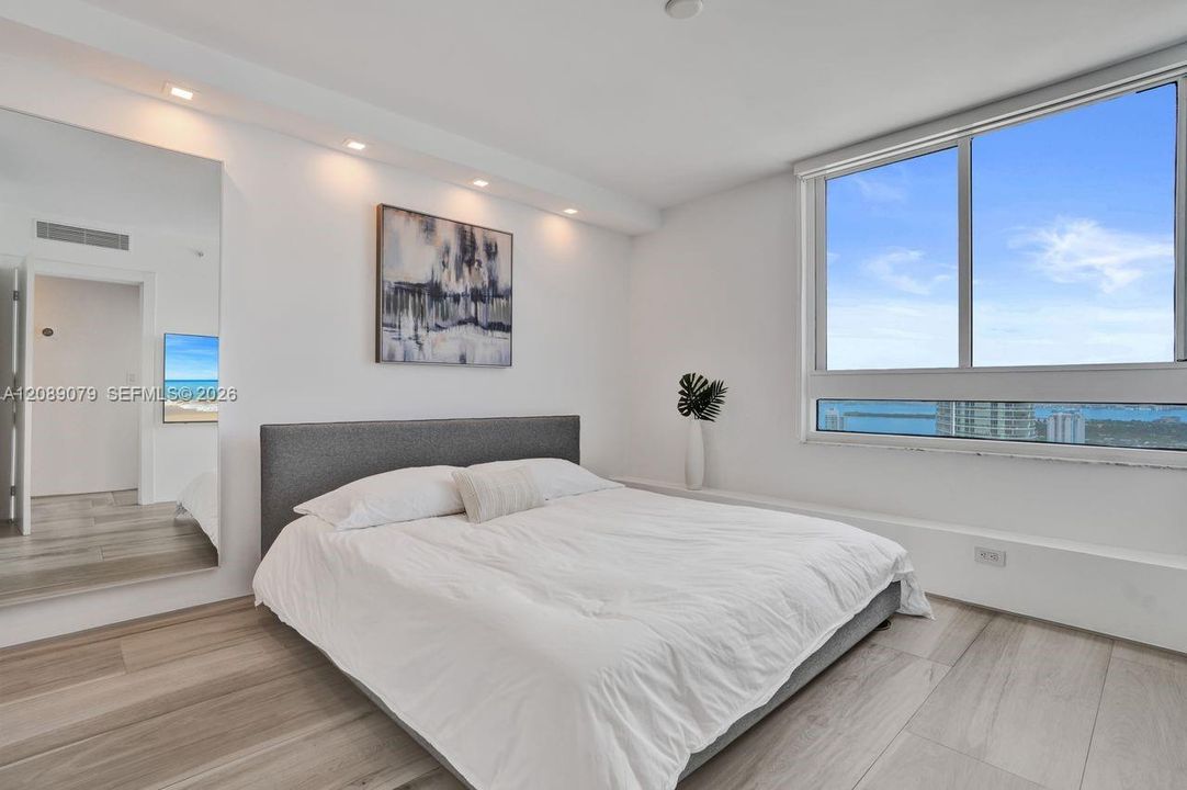 For Sale: $1,147,000 (2 beds, 2 baths, 1121 Square Feet)