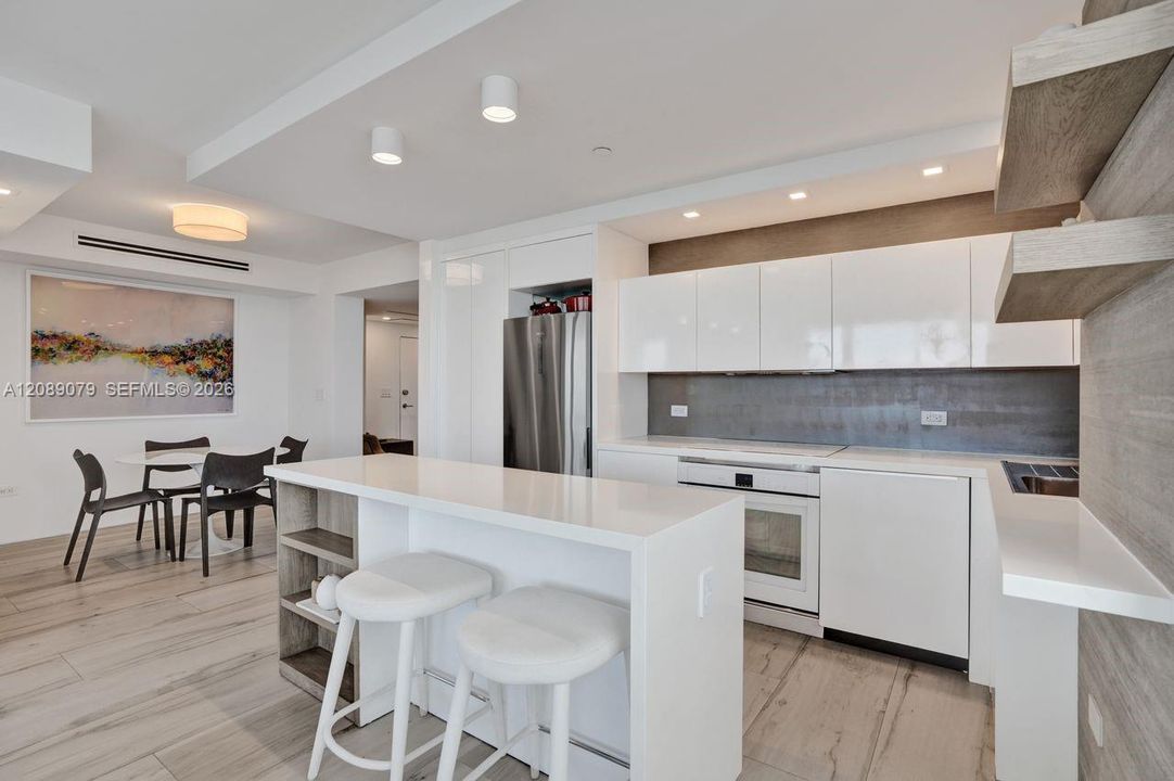 For Sale: $1,147,000 (2 beds, 2 baths, 1121 Square Feet)