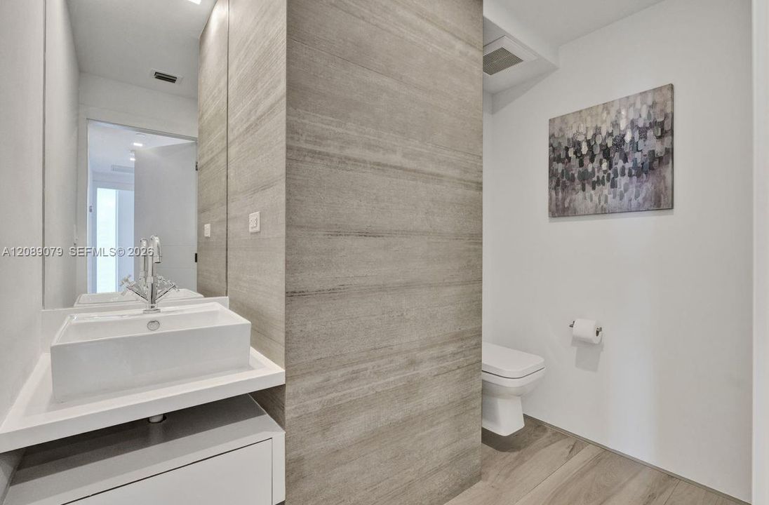 For Sale: $1,147,000 (2 beds, 2 baths, 1121 Square Feet)