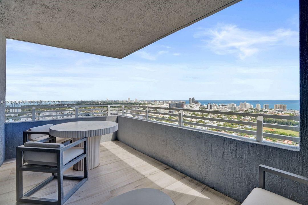 For Sale: $1,147,000 (2 beds, 2 baths, 1121 Square Feet)