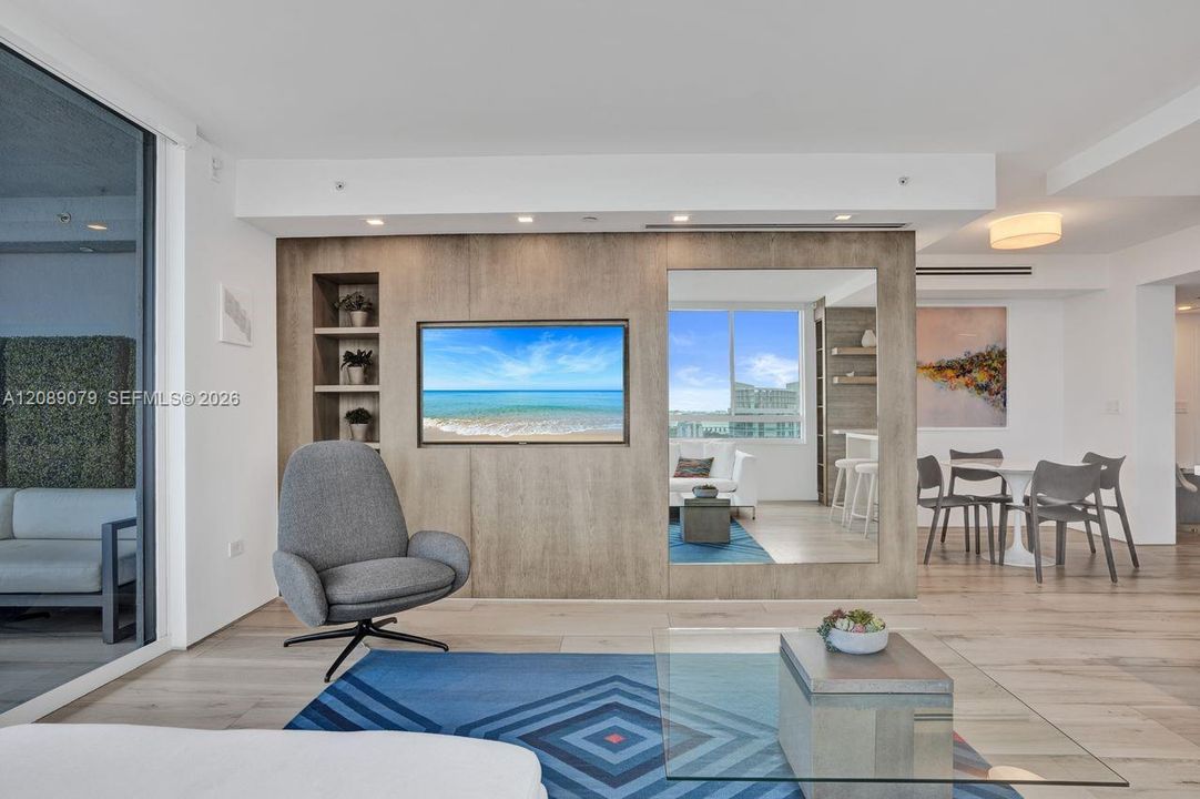 For Sale: $1,147,000 (2 beds, 2 baths, 1121 Square Feet)