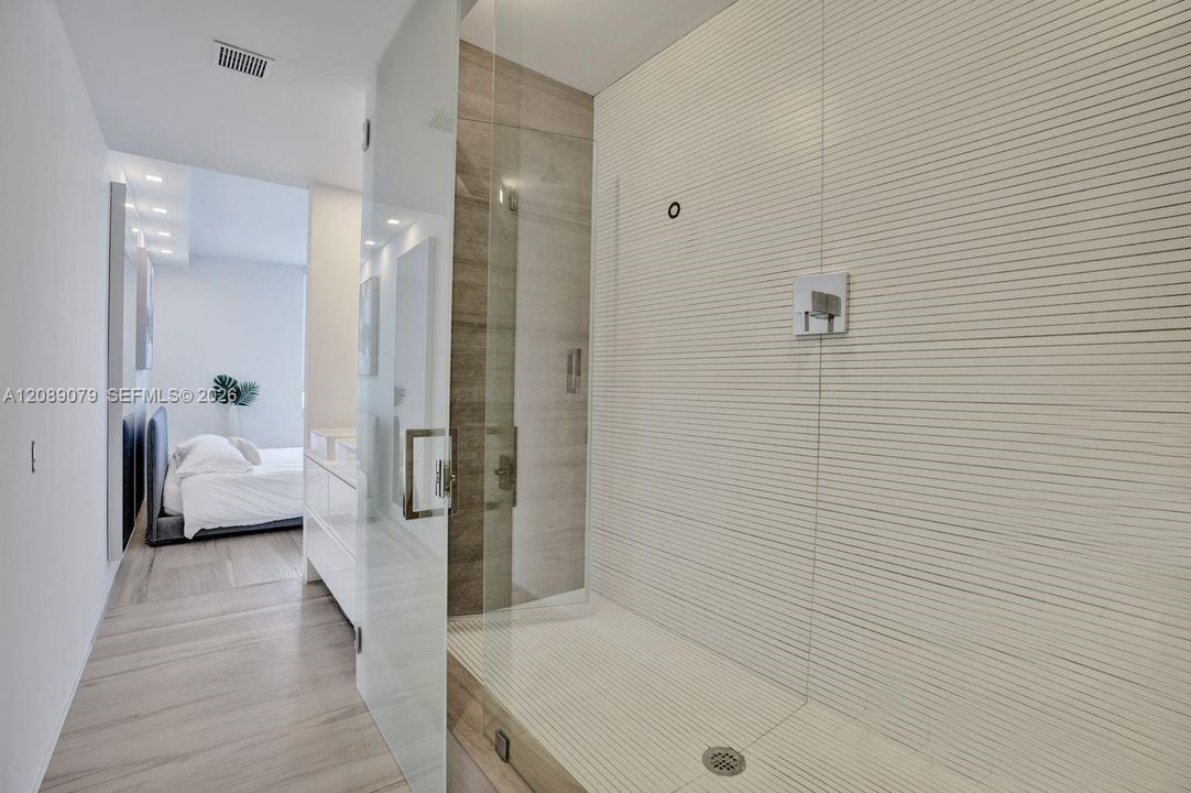 For Sale: $1,147,000 (2 beds, 2 baths, 1121 Square Feet)
