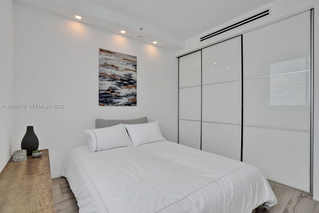 For Sale: $1,147,000 (2 beds, 2 baths, 1121 Square Feet)