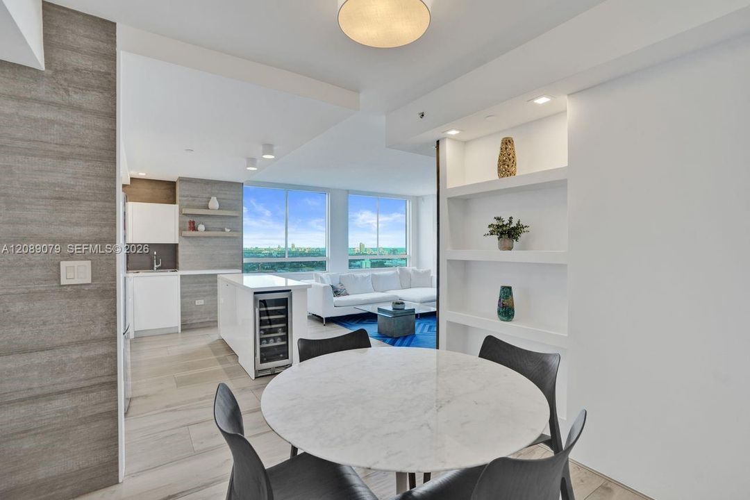 For Sale: $1,147,000 (2 beds, 2 baths, 1121 Square Feet)