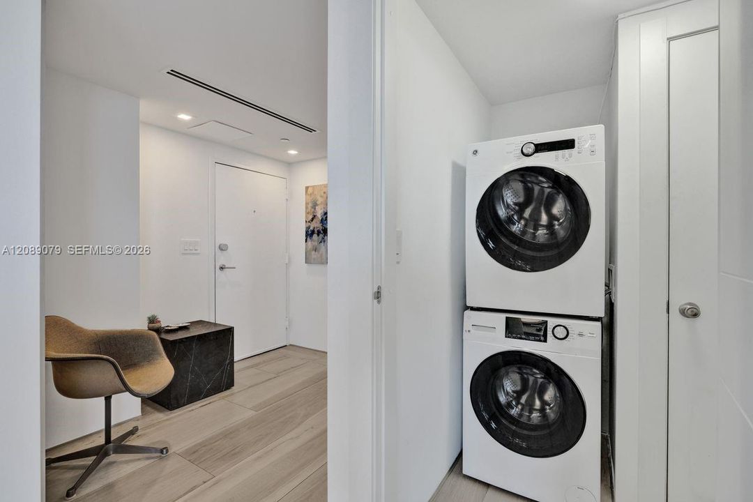 For Sale: $1,147,000 (2 beds, 2 baths, 1121 Square Feet)