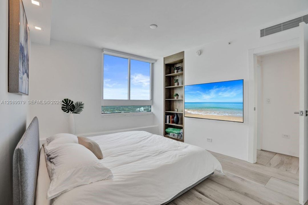 For Sale: $1,147,000 (2 beds, 2 baths, 1121 Square Feet)