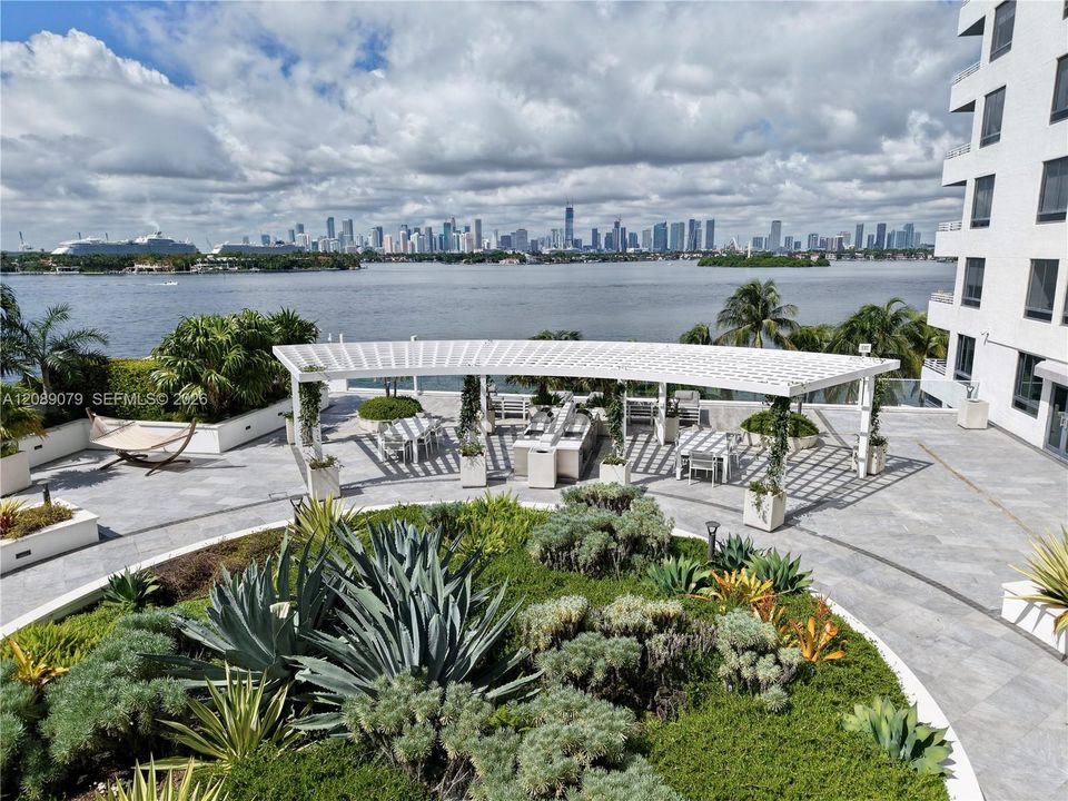 For Sale: $1,147,000 (2 beds, 2 baths, 1121 Square Feet)