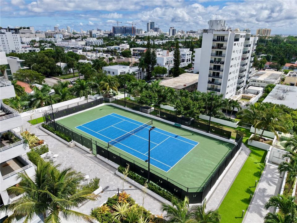 For Sale: $1,147,000 (2 beds, 2 baths, 1121 Square Feet)
