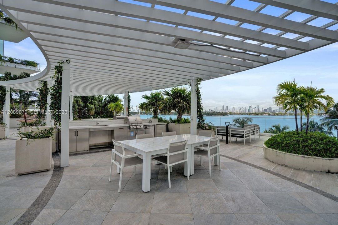 For Sale: $1,147,000 (2 beds, 2 baths, 1121 Square Feet)