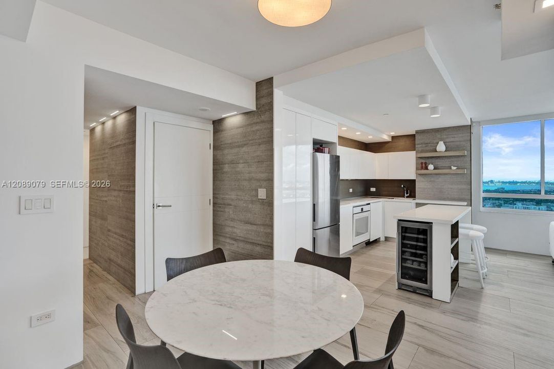 For Sale: $1,147,000 (2 beds, 2 baths, 1121 Square Feet)