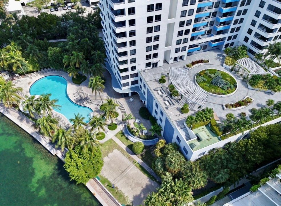 For Sale: $1,147,000 (2 beds, 2 baths, 1121 Square Feet)