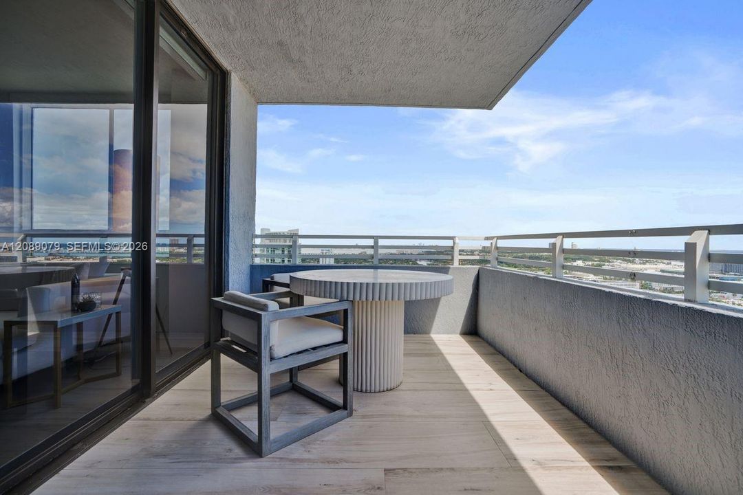 For Sale: $1,147,000 (2 beds, 2 baths, 1121 Square Feet)