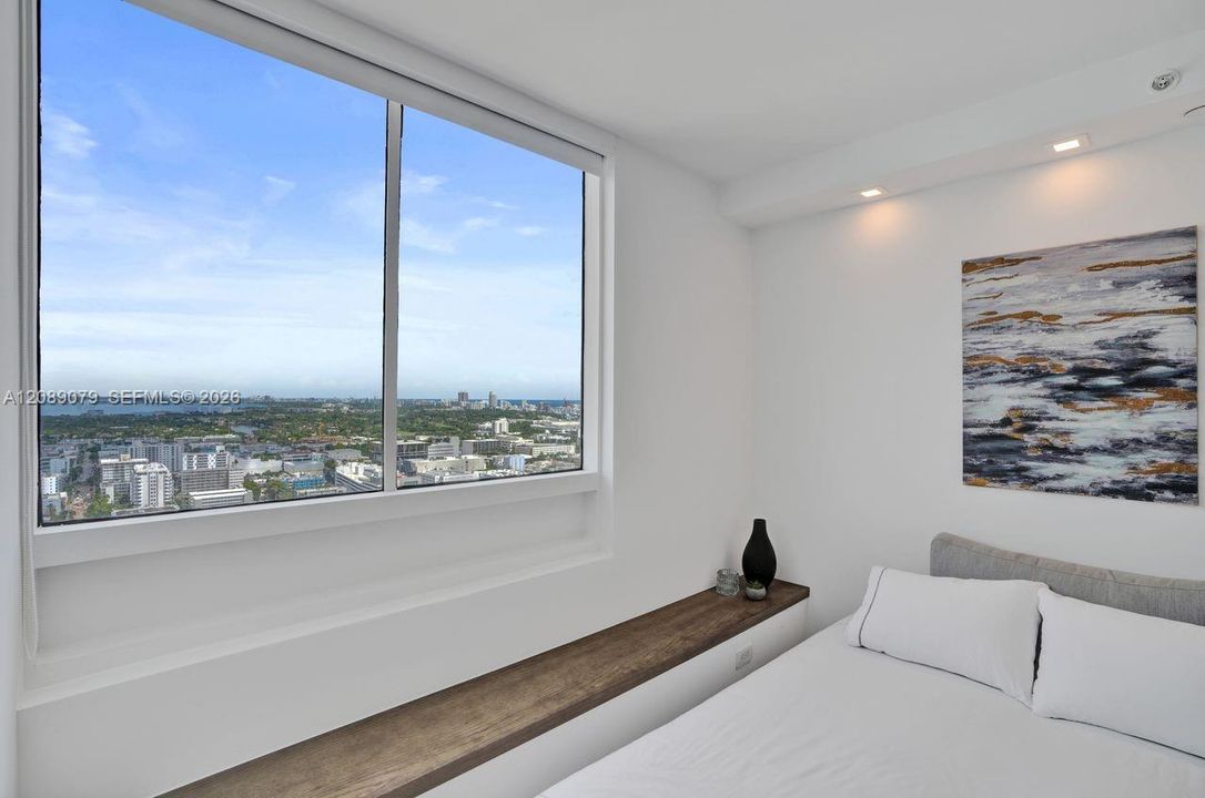 For Sale: $1,147,000 (2 beds, 2 baths, 1121 Square Feet)