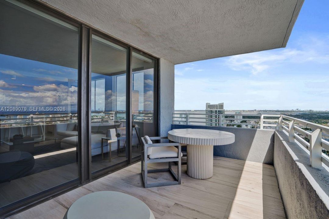 For Sale: $1,147,000 (2 beds, 2 baths, 1121 Square Feet)