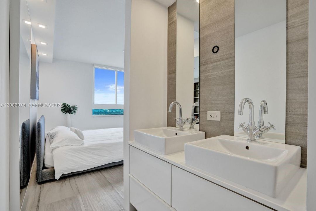 For Sale: $1,147,000 (2 beds, 2 baths, 1121 Square Feet)