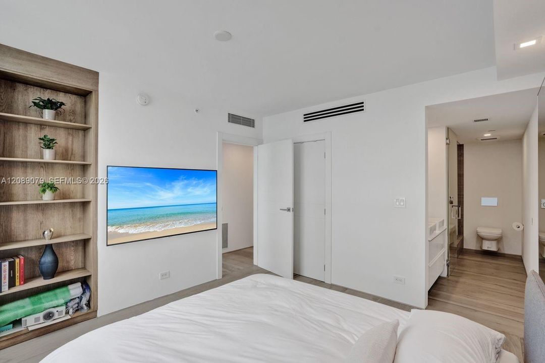For Sale: $1,147,000 (2 beds, 2 baths, 1121 Square Feet)