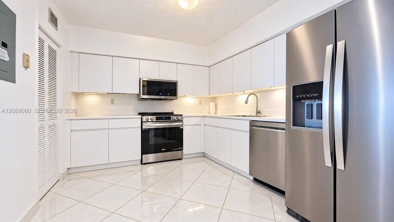 For Rent: $6,500 (2 beds, 2 baths, 1170 Square Feet)