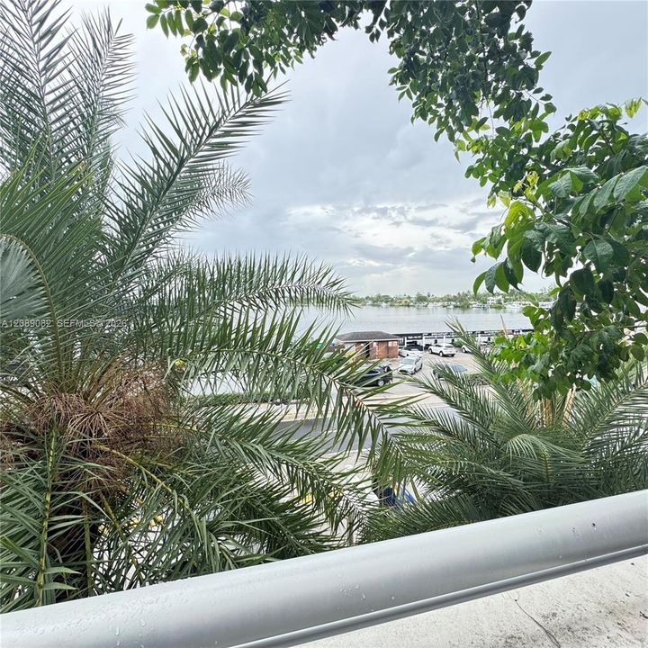 For Sale: $799,000 (2 beds, 2 baths, 1105 Square Feet)