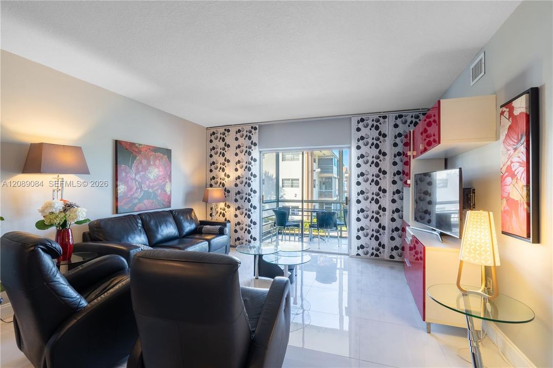 В аренду: $2,000 (2 спален, 1 ванн, 883 Квадратных фут)