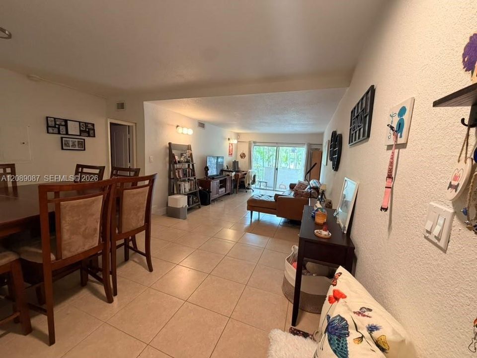 For Rent: $1,900 (1 beds, 1 baths, 800 Square Feet)