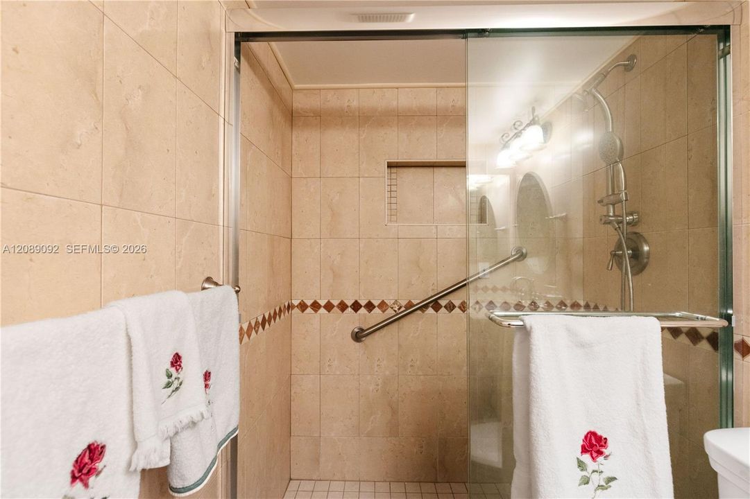 В аренду: $2,400 (1 спален, 1 ванн, 750 Квадратных фут)