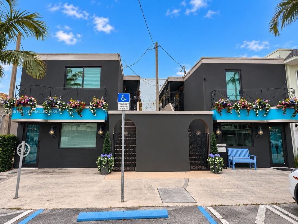 4346-4344 E. Tradewinds