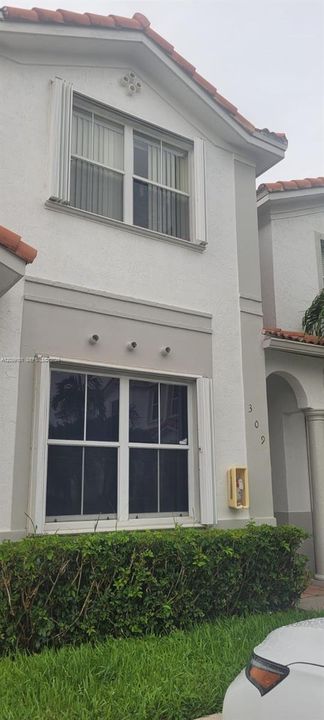 For Rent: $3,300 (4 beds, 3 baths, 1580 Square Feet)