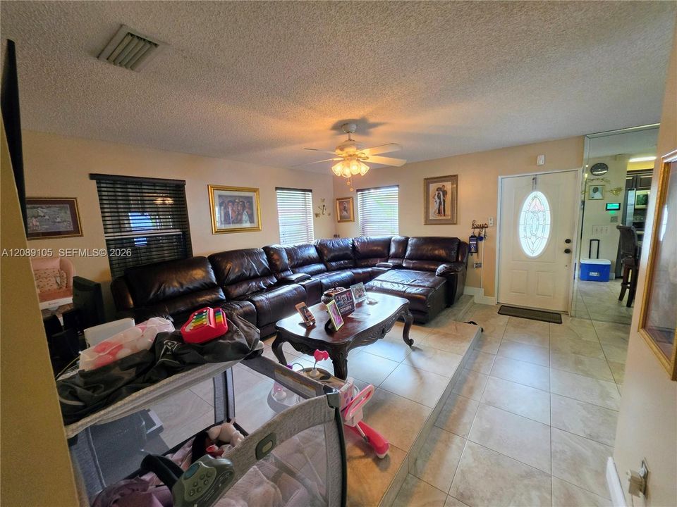 En Venta: $489,900 (4 camas, 2 baños, 1250 Pies cuadrados)
