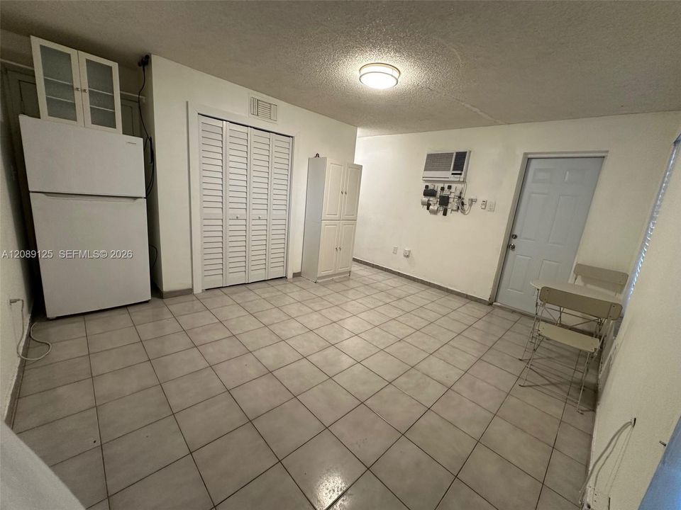 En Renta: $1,200 (0 camas, 1 baños, 2480 Pies cuadrados)