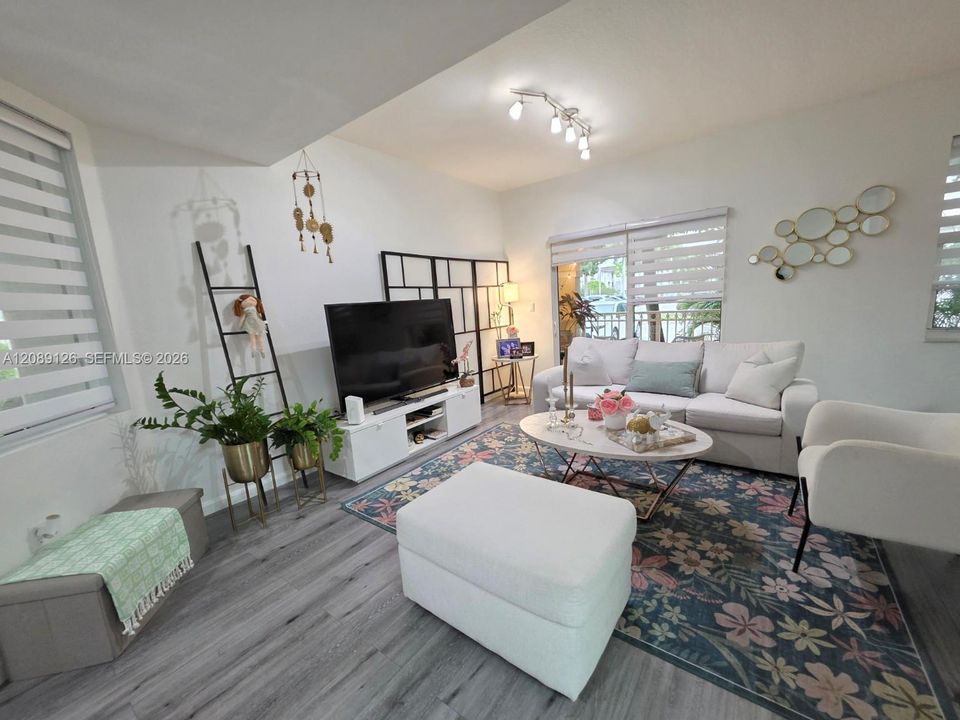 For Sale: $439,900 (3 beds, 2 baths, 1207 Square Feet)
