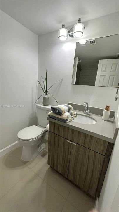 For Rent: $1,900 (1 beds, 1 baths, 806 Square Feet)