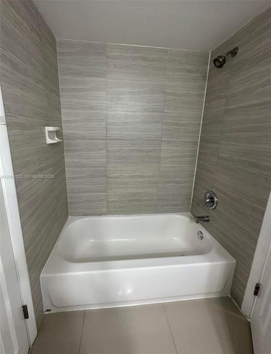 For Rent: $1,900 (1 beds, 1 baths, 806 Square Feet)