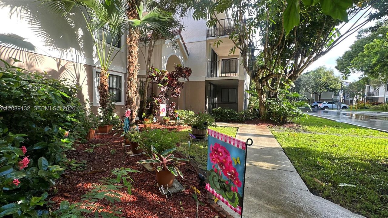 For Rent: $1,900 (1 beds, 1 baths, 806 Square Feet)