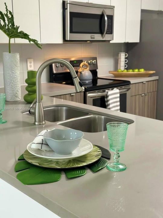 For Rent: $1,900 (1 beds, 1 baths, 806 Square Feet)