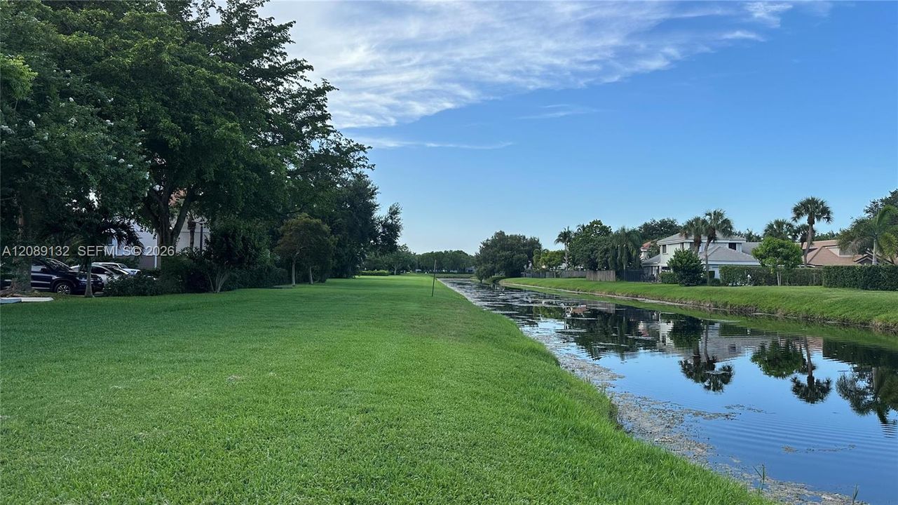 For Rent: $1,900 (1 beds, 1 baths, 806 Square Feet)