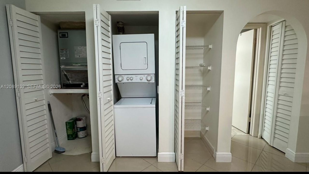 For Rent: $1,900 (1 beds, 1 baths, 806 Square Feet)
