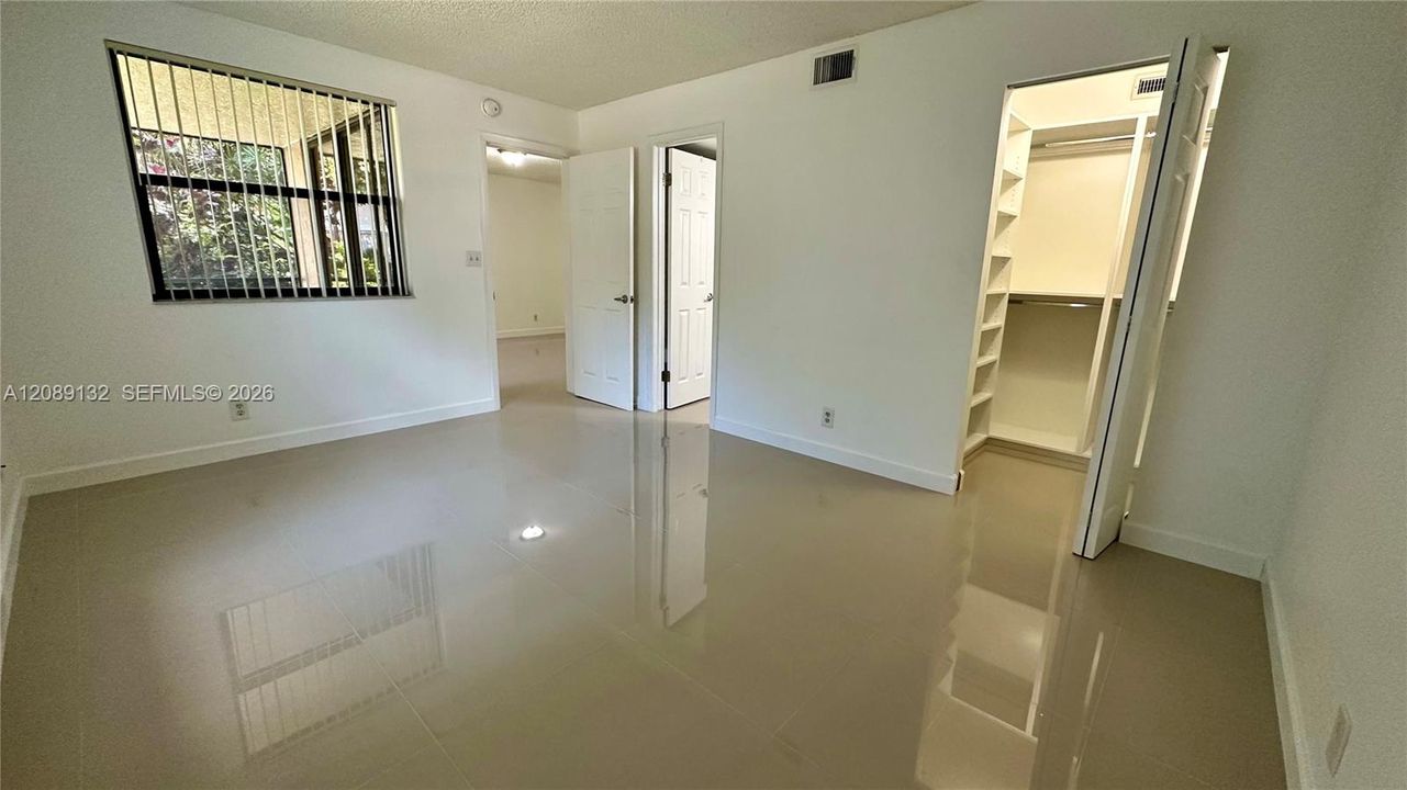 For Rent: $1,900 (1 beds, 1 baths, 806 Square Feet)